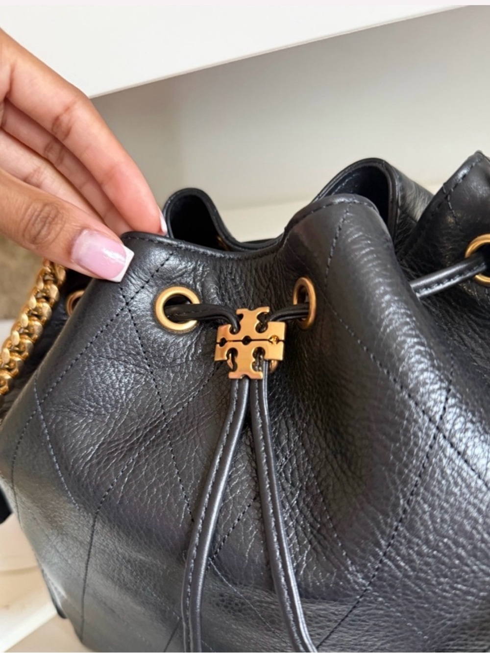 TORY BURCH SMALL CHARLIE Black Quilted Leather Drawstring Bag /Gold Chain - Picture 4 of 8
